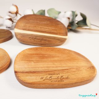 Esta bandeja de madera es el regalo perfecto para tus detalles de boda.