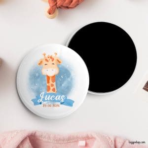 Chapa personalizada para bautizo. Modelo jirafa banderola. Imperdible, abridor, espejo, imán