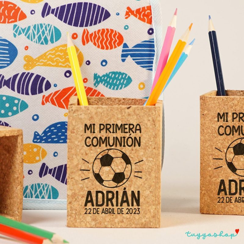 Lapicero de corcho para niños modelo fútbol. Nombre y fecha personalizable.