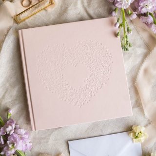 Libro de firmas para boda. Corazón rosa. 20.5 x 20.5cm