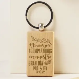 Llavero de madera personalizado con grabado láser "Gracias por acompañarnos en nuestro gran día", 5x3 cm.