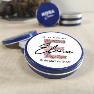 Latita de crema Nivea personalizada con inicial floral en vinilo adhesivo, ideal para detalles de Comunión