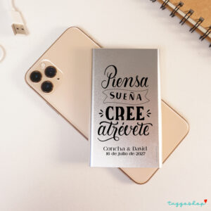 Powerbank personalizada frase. Detalles de boda. 2200mAh.