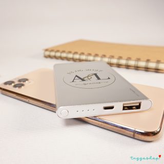 Powerbank personalizada iniciales. Detalles de boda. 2200mAh.