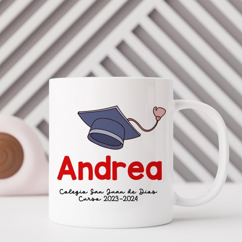 Taza con nombre para graduación con nombre en color rojo.