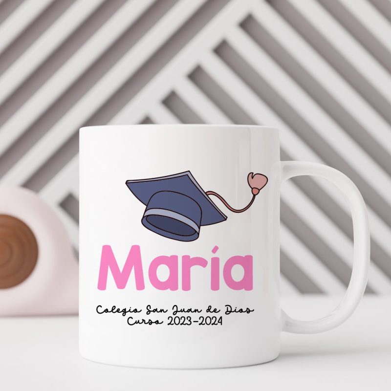 Taza con nombre para graduación con nombre en color rosa.