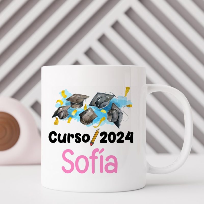 Taza para graduación personalizada. Birrete. Nombre rosa.